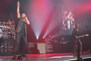 El miércoles, la banda estrena el cortometraje documental "On The Road To The Latino Power Tour" a través de Tidal.com. Se trata de una mirada íntima a la vida durante la gira con la que el grupo, que completan Alex González, Sergio Vallín y Juan Calleros, recorre su historia desde sus inicios hasta el Latino Power Tour.