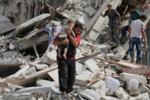 Un hombre lleva a un niño herido tras los ataques aéreos en al-Qaterji, Alepo, Siria. 21 de septiembre de 2016. Un convoy de la ONU "claramente distinguido" debía entregar ayuda el jueves en una zona sitiada cerca de la capital de Siria tras una suspensión de 48 horas a raíz de un ataque contra camiones de asistencia humanitaria en los alrededores de Alepo, dijo un portavoz de Naciones Unidas. REUTERS/Abdalrhman Ismail