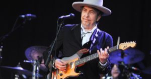 Con una obra que incluye canciones como "Like a Rolling Stone", "Blowin' in the Wind" y "Mr. Tambourine Man", Bob Dylan se hizo merecedor del Premio Nobel de literatura 2016, un anuncio sorprendente pues es la primera ocasión que el galardón recae en un músico.