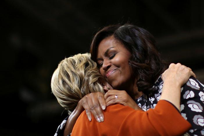 Clinton y Michelle Obama hacen primera aparición pública conjunta en campaña para elecciones Clinton y Michelle Obama hacen primera aparición pública conjunta en campaña para elecciones