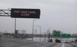Imagen de una autopista vacía y a la espera del paso del Huracán Matthew en Miami Beach, Florida, U.S. October 6, 2016. Matthew fue rebajado en la madrugada a huracán de categoría 3, con sus vientos más fuertes - alrededor de 193 kilómetros por hora (120 millas por hora)- apenas frente a la costa mientras la tormenta se desplazaba al norte, amenazando a centenares de miles en Florida, Georgia y Carolina del Sur. REUTERS/Javier Galeano