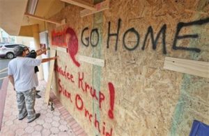 Se exhortó a unos 2 millones de personas que se alejaran de la costa ante el inminente arribo de la tormenta más poderosa que llega a la costa atlántica en más de 10 años. Matthew dejó al menos 16 muertos en el Caribe al atravesar Haití, Cuba y Bahamas.