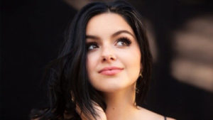 Ariel Winter, actriz y defensora de la autoestima, se une a Dove para liderar el #SpeakBeautiful Squad y alentar a las personas de todo el país a cambiar la forma en que hablamos de la belleza en la comunidad online. “Yo experimenté los desafíos de crecer con las redes sociales, incluso antes de ser una figura pùblica. Plataformas como Twitter se han vuelto parte de nuestra rutina diaria. Es muy importante que las niñas tengan las herramientas que necesitan para combatir la negatividad que encuentran en ese medio y para alentar a otros a comprender el impacto emocional que pueden tener las palabras publicadas para las niñas en la vida real”.