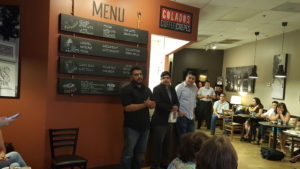 En un evento celebrado en agosto de 2016 en el restaurante Colados Coffee en Avondale, su propietario Bernie Reina, declaró su apoyo a la propuesta 206 y dijo que “el pagarle más a mis empleados se generará más flujo de dinero en nuestra ciudad, habrá más poder adquisitivo y así se generarán aún más empleos, lo cual es bueno para todos.” Foto Cortesía de Reyna Gutierrez