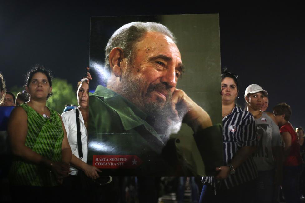 Cubanos dan último adiós a Castro durante recorrido de sus cenizas por el país Cubanos dan último adiós a Castro durante recorrido de sus cenizas por el país