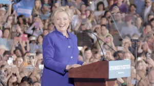 Hillary Clinton durante su presentación en Tempe, Arizona, el miércoles 2 de noviembre. La candidata demócrata fue recibida aproximadamente por 20 mil personas, que se dieron cita en las gradas de Sun Devil Campus de la Universidad Estatal de Arizona. Clinton realizó una histórica internación a solo 5 días de poder llegar a convertirse en la primera mujer en ocupar la presidencia de los Estados Unidos. Arizona es un estado de tradición republicana que en las elecciones de 2016 a mostrado altas preferencias por la candidata demócrata. Foto: Panorama Online/Jorge Quintero