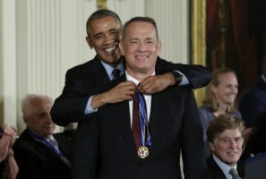 El Presidente Barack Obama en momentos en que coloca la Medalla Presidencial de la Libertad al actor Tom Hanks. REUTERS/Yuri Gripas