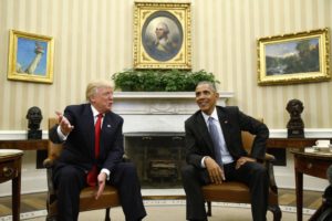En un inicio cordial del traspaso del poder, el presidente Barack Obama y su sucesor electo Donald Trump se reunieron el jueves en la Casa Blanca. Obama calificó el encuentro de 90 minutos de "excelente" y el republicano dijo que esperaba con ansia los "consejos" del presidente saliente. REUTERS/Kevin Lamarque