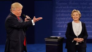 La candidata demócrata a la presidencia de Estados Unidos, Hillary Clinton, supera por 5 puntos porcentuales a su rival republicano, Donald Trump, según un sondeo Reuters/Ipsos divulgado el viernes, manteniendo su ventaja a nivel nacional aunque la carrera en varios estados "péndulo" se ha estrechado.