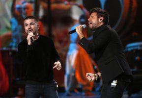 Pablo Lopez (R) cata "Tu Enemigo" con Juanes. REUTERS/Mario Anzuoni