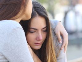 No pierda la esperanza: La humanidad ha pasado varias veces por este tipo de periodos de aprendizaje donde la sociedad aparece dividida en torno a un mismo tema, pero al final el tiempo pone todo en su lugar. Las personas de bien no pertenecen a una raza, religión o partido político determinado, están en todas parte y cada quien atrae a su vida lo que busca. Si mantiene un dialogo y actitud positiva puede lograr más y atraer a las personas que tenga soluciones fundamentadas en la realidad y no en el corrillo popular