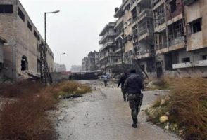 Esta foto difundida por SANA, agencia noticiosa oficial de Siria, muestra a soldados sirios y combatientes pro-gobierno marchando a través de calles del este de Alepo, Siria, el martes 13 de diciembre del 2016. Rebeldes sirios dijeron el martes que llegaron a una tregua con Muscú para evacuar a civiles y combatientes del oriente de Alepo, luego que la ONU y activistas de oposición reportaron posibles asesinatos masivos de parte de fuerzas del gobierno que estaban ganando terreno en el último enclave de los rebeldes. (SANA via AP)