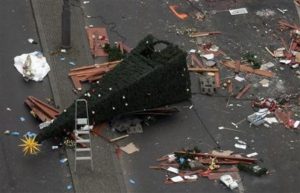 Un rastro de devastación queda en el suelo en Berlín, Alemania, el martes 20 de diciembre de 2016 después de que un camión embistiera contra un mercado navideño abarrotado y matara a varias personas. (AP Foto/Markus Schreiber)