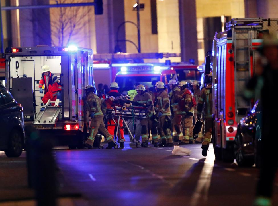 Camión arremete contra multitud en mercado navideño Berlín, al menos nueve muertos Camión arremete contra multitud en mercado navideño Berlín, al menos nueve muertos