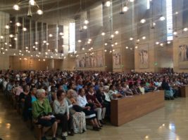 En el centro de Los Ángeles, la catedral de Nuestra Señora de los Ángeles inició la jornada con un recuerdo a las familias de inmigrantes con una misa a medianoche y las celebraciones se extendieron hasta el lunes por la noche. Foto de Archivo/ Maria Bonilla/Panorama online
