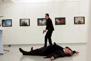 El embajador ruso en Turquía, Andrei Karlov, yace en el suelo luego que un hombre no identificado le disparó en una galería de arte en Ankara, dic 19, 2016. El embajador ruso en Ankara murió tiroteado por la espalda el lunes mientras daba un discurso en una galería de arte de la capital turca por un policía fuera de servicio que gritó "¡No olviden Alepo!" y "¡Alá es grande!". Hasim Kilic/Hurriyet via REUTERS Hasim Kilic/Hurriyet via REUTERS