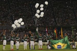 Niños lanzan globos blancos al aire durante un homenaje a los miembros del Chapecoense brasileño que fallecieron en un accidente de aviación, en el estadio Atanasio Girardot de Medellín, donde debían disputar la ida de la final de la Copa Sudamericana, en Colombia, el 30 de noviembre de 2016. (AP Foto/Fernando Vergara)