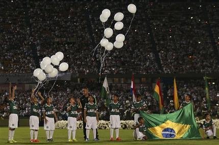 Miles de aficionados colombianos rinden homenaje póstumo a Chapecoense de Brasil Miles de aficionados colombianos rinden homenaje póstumo a Chapecoense de Brasil