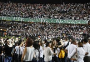 Aficionados del club de fútbol colombiano Atlético Nacional rinden tributo a los jugadores del club brasileño Chapecoense que murieron en un reciente accidente aéreo, en Medellín, Colombia. 30 de noviembre, 2016. Miles de seguidores del Atlético Nacional de Colombia rindieron el miércoles un sentido homenaje póstumo a los jugadores del equipo Chapecoense de Brasil, a quienes deberían haber enfrentado en la final de la Copa Sudamericana. REUTERS/Jaime Saldarriaga