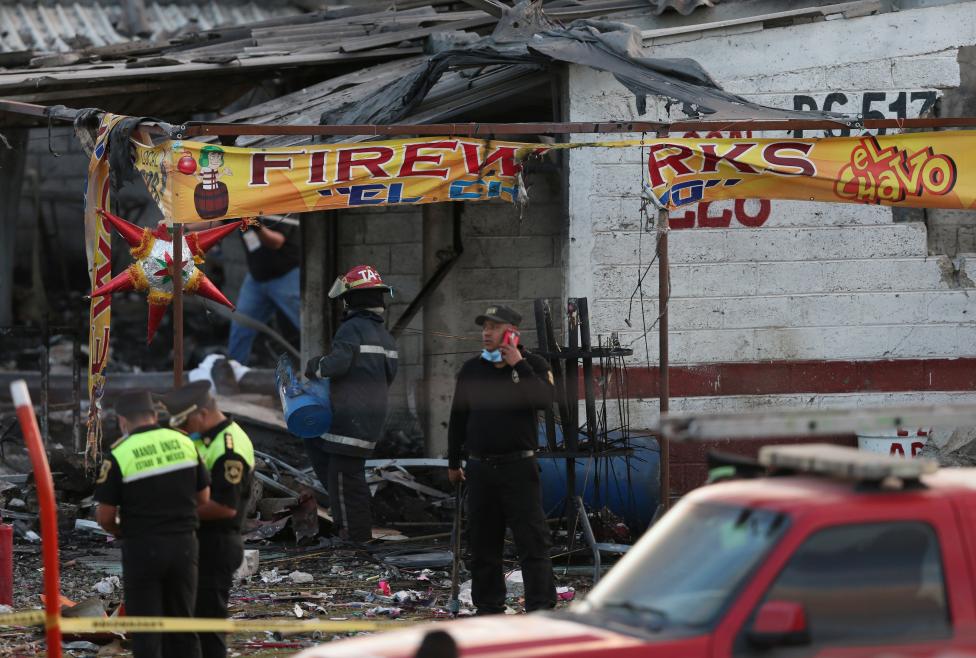 Doce desaparecidos tras explosión en mercado de fuegos artificiales en México que dejó 31 muertos Doce desaparecidos tras explosión en mercado de fuegos artificiales en México que dejó 31 muertos