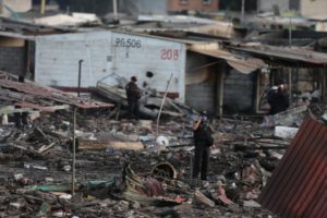 Entre las ruinas del mercado, que despedían un fuerte olor a quemado pero donde aún permanecía un gran cartel que decía "Capital de la pirotecnia", Guadalupe Sánchez buscaba a su tío, de 52 años, propietario de un puesto de venta de fuegos artificiales que estaba desaparecido junto con sus dos sobrinos, de 9 y 15 años. REUTERS/Edgard Garrido