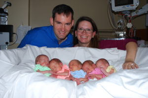 A comienzos del mes de diciembre, Margaret y Michael Baudinet le dieron la bienvenida al mundo a sus quintillizos en el hospital y centro medico St. Joseph’s de Dignity Health. Ava, Clara, Camille, Luke e Isabelle Baudinet recibieron recientemente una visita muy especial por parte de Santa Claus para conmemorar su primera Navidad y su milagroso nacimiento.