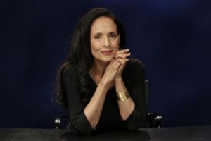 En esta foto del 11 de noviembre del 2016, la actriz brasileña Sonia Braga durante una entrevista sobre su más reciente filme, "Aquarius", en Nueva York. Braga interpreta a una viuda y crítica musical retirada renuente a vender el apartamento frente al mar que guarda los recuerdos más felices de su vida. (AP Foto/Richard Drew)