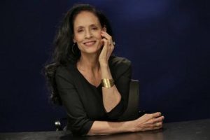 En esta foto del 11 de noviembre del 2016, la actriz brasileña Sonia Braga durante una entrevista sobre su más reciente filme, "Aquarius", en Nueva York. Braga interpreta a una viuda y crítica musical retirada renuente a vender el apartamento frente al mar que guarda los recuerdos más felices de su vida. (AP Foto/Richard Drew)