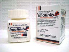 El fármaco es imatinib, producido por un laboratorio suizo bajo la marca Glivec o Gleevec, altamente usado y efectivo para tratar la leucemia mieloide crónica y otros tipos de cáncer. Es la primera vez en la historia que Colombia declara una patente de interés público y reduce el precio de un medicamento. "El precio máximo de venta para todas las formas farmacéuticas y presentaciones comerciales del medicamento Glivec (principio activo imatinib) será de 206,42 pesos por miligramo. Esto significa una reducción efectiva del 44 por ciento con respecto a los 368 pesos por miligramo anteriormente autorizados", dijo un comunicado del Ministerio de Salud.
