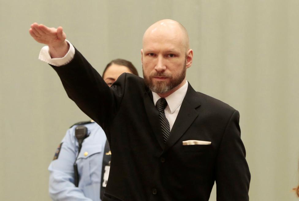 Autor de masacre en Noruega saluda como nazi al comparecer en una corte Autor de masacre en Noruega saluda como nazi al comparecer en una corte