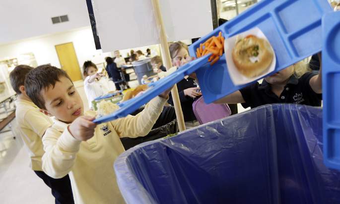 Con ayuda de video estudiantes aprendan a reducir cantidad de alimentos desechados Con ayuda de video estudiantes aprendan a reducir cantidad de alimentos desechados