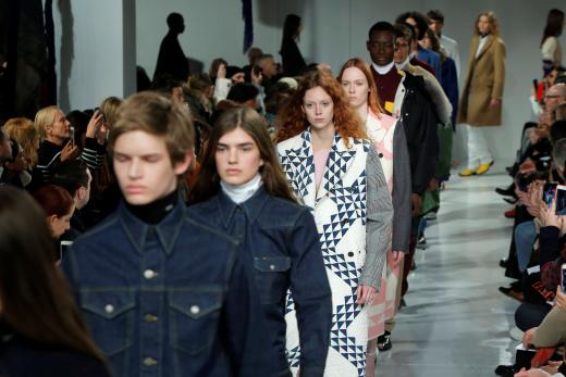 Calvin Klein da un fuerte mensaje desde la pasarela de NY Calvin Klein da un fuerte mensaje desde la pasarela de NY