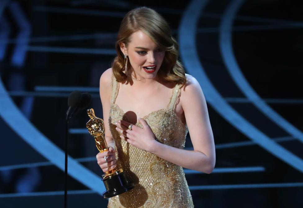 Emma Stone recibe el Oscar como mejor actriz Emma Stone recibe el Oscar como mejor actriz