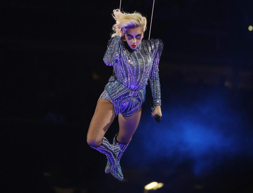 Lady Gaga deja al público complacido con su impresionante actuación en el medio tiempo del Super Bowl