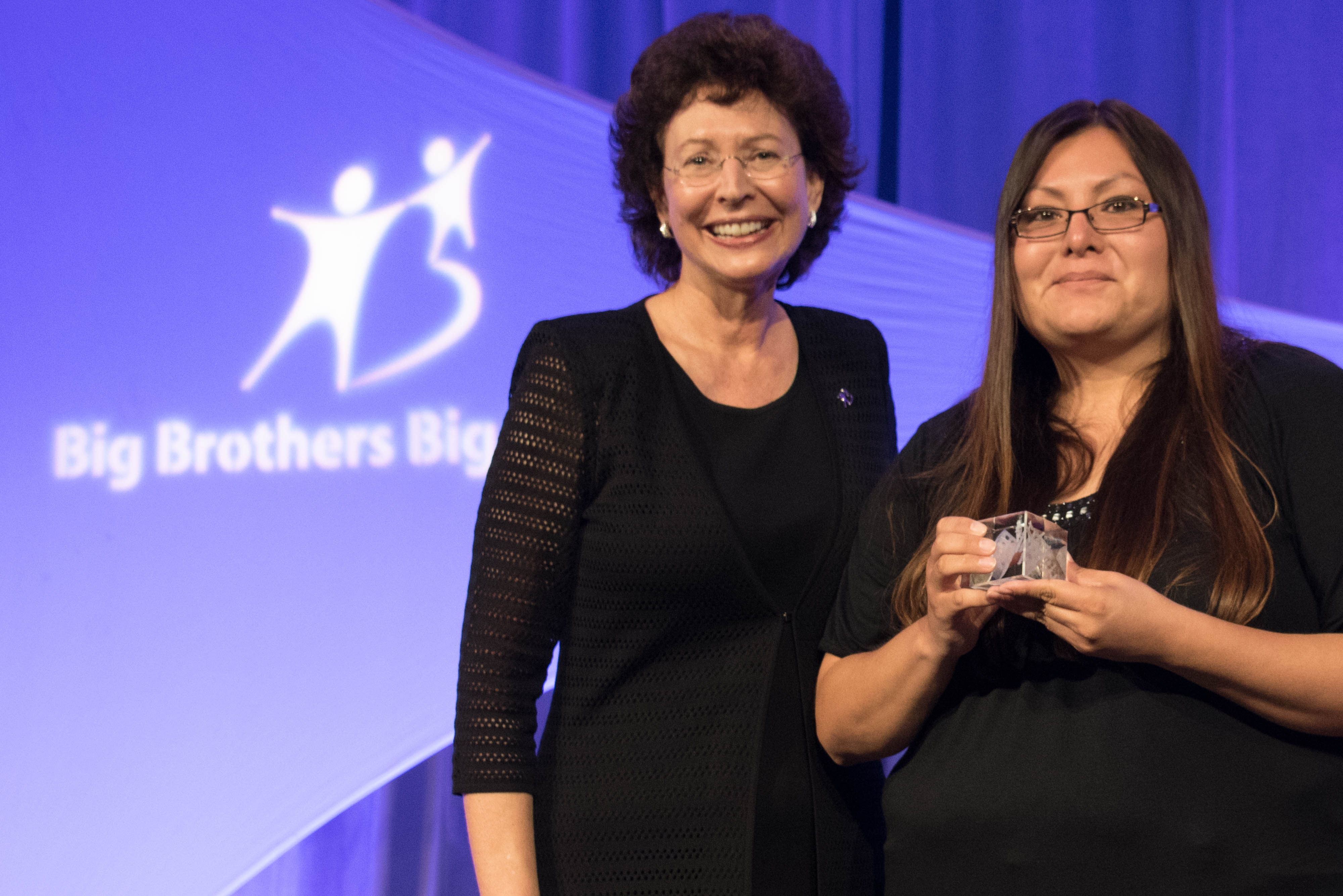 Mentores de Big Brothers Big Sisters ayudan a jóvenes a punto de graduarse a mejorar sus habilidades Mentores de Big Brothers Big Sisters ayudan a jóvenes a punto de graduarse a mejorar sus habilidades