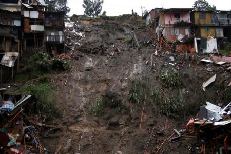 Deslaves por lluvias en centro de Colombia dejan 17 muertos Deslaves por lluvias en centro de Colombia dejan 17 muertos