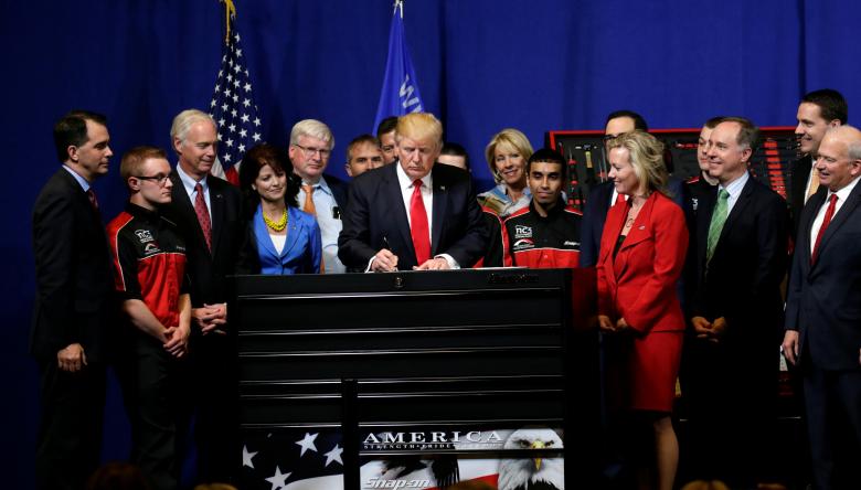 Trump ordena revisión de programa visas H-1B para alentar contratación de estadounidenses Trump ordena revisión de programa visas H-1B para alentar contratación de estadounidenses