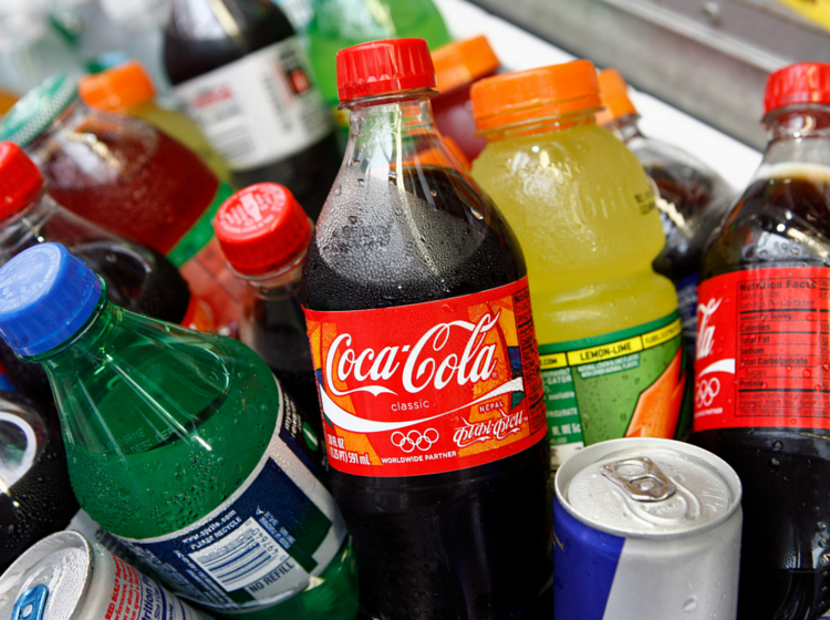 En todo el mundo, las refrescos azucarados son más asequibles En todo el mundo, las refrescos azucarados son más asequibles