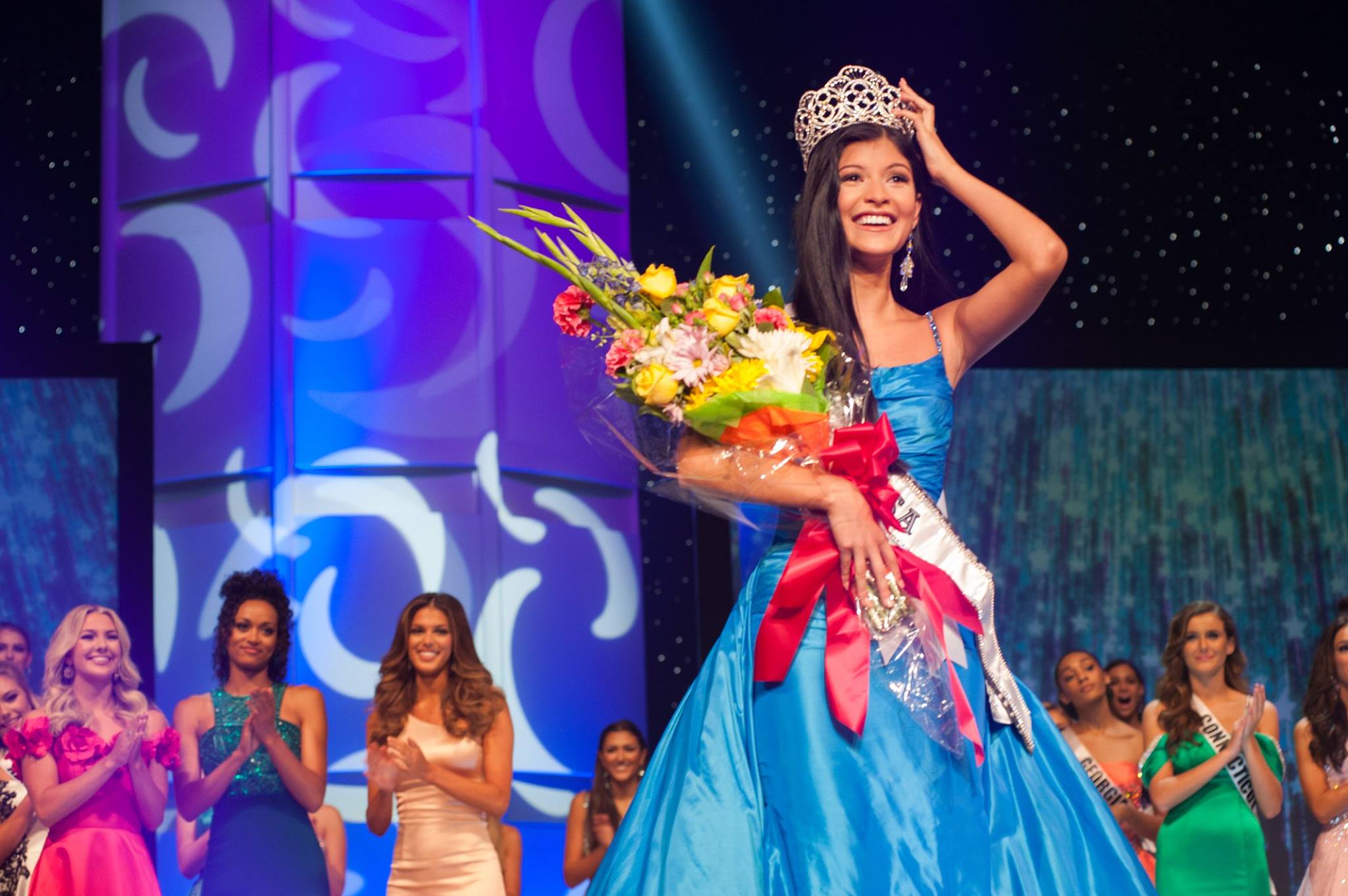 Una belleza latina, Sophia Domínguez recibe la corona de Miss Teen USA en Phoenix Una belleza latina, Sophia Domínguez recibe la corona de Miss Teen USA en Phoenix