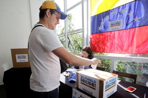 Venezolanos votan masivamente en plebiscito contra Gobierno de Maduro Venezolanos votan masivamente en plebiscito contra Gobierno de Maduro