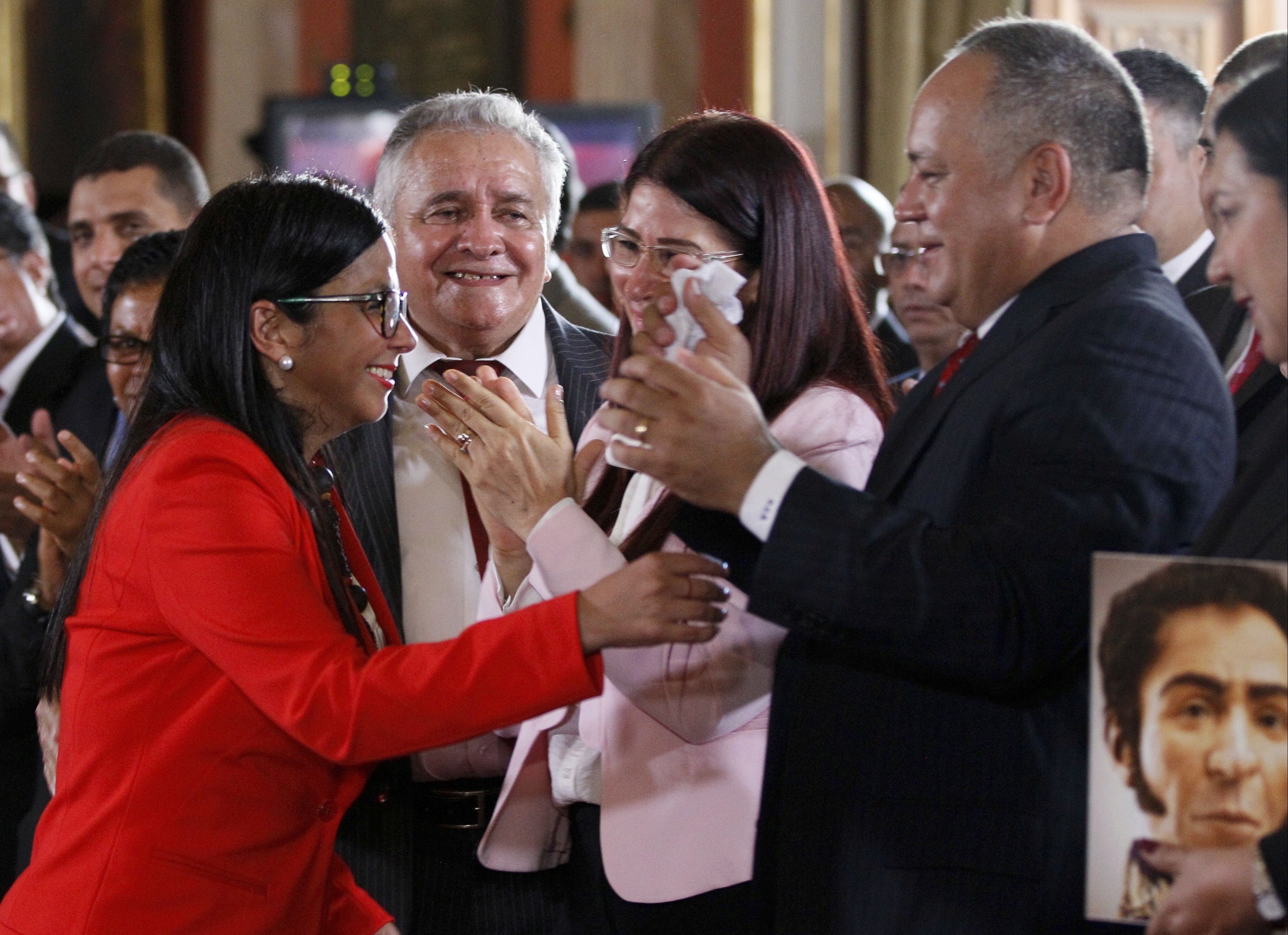Oficialismo instala asamblea constituyente en Venezuela pese a críticas Oficialismo instala asamblea constituyente en Venezuela pese a críticas
