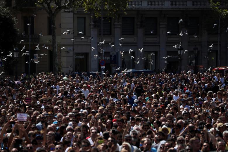 Una multitud proclama en Barcelona “no tengo miedo” tras atentados Una multitud proclama en Barcelona “no tengo miedo” tras atentados