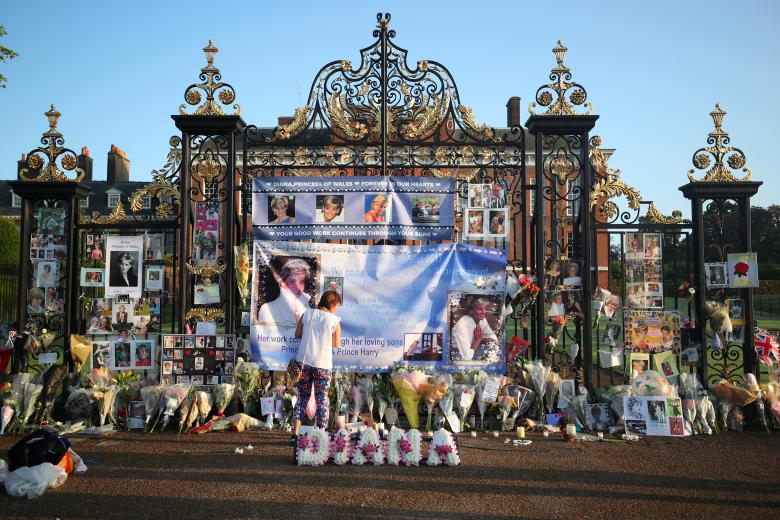 Británicos se reúnen al amanecer para recordar a la princesa Diana a 20 años de su muerte Británicos se reúnen al amanecer para recordar a la princesa Diana a 20 años de su muerte
