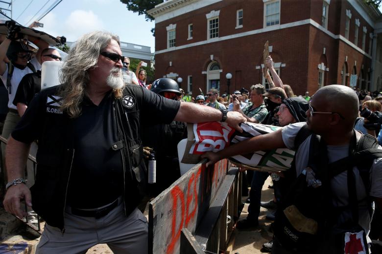 Auto arrolla a multitud y deja un muerto en violenta protesta de nacionalistas blancos en Virginia Auto arrolla a multitud y deja un muerto en violenta protesta de nacionalistas blancos en Virginia