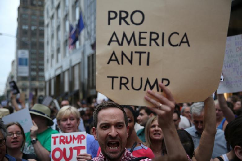 Trump enfrenta rechazo de empresarios por su manejo de incidentes en Charlottesville