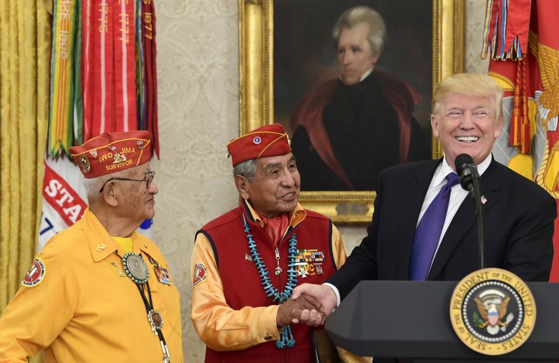 Familias de Veteranos Navajos reaccionan a comentarios de Trump durante un homenaje Familias de Veteranos Navajos reaccionan a comentarios de Trump durante un homenaje