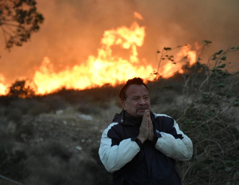 Bomberos luchan por contener incendios California ante pronóstico de aumento en vientos