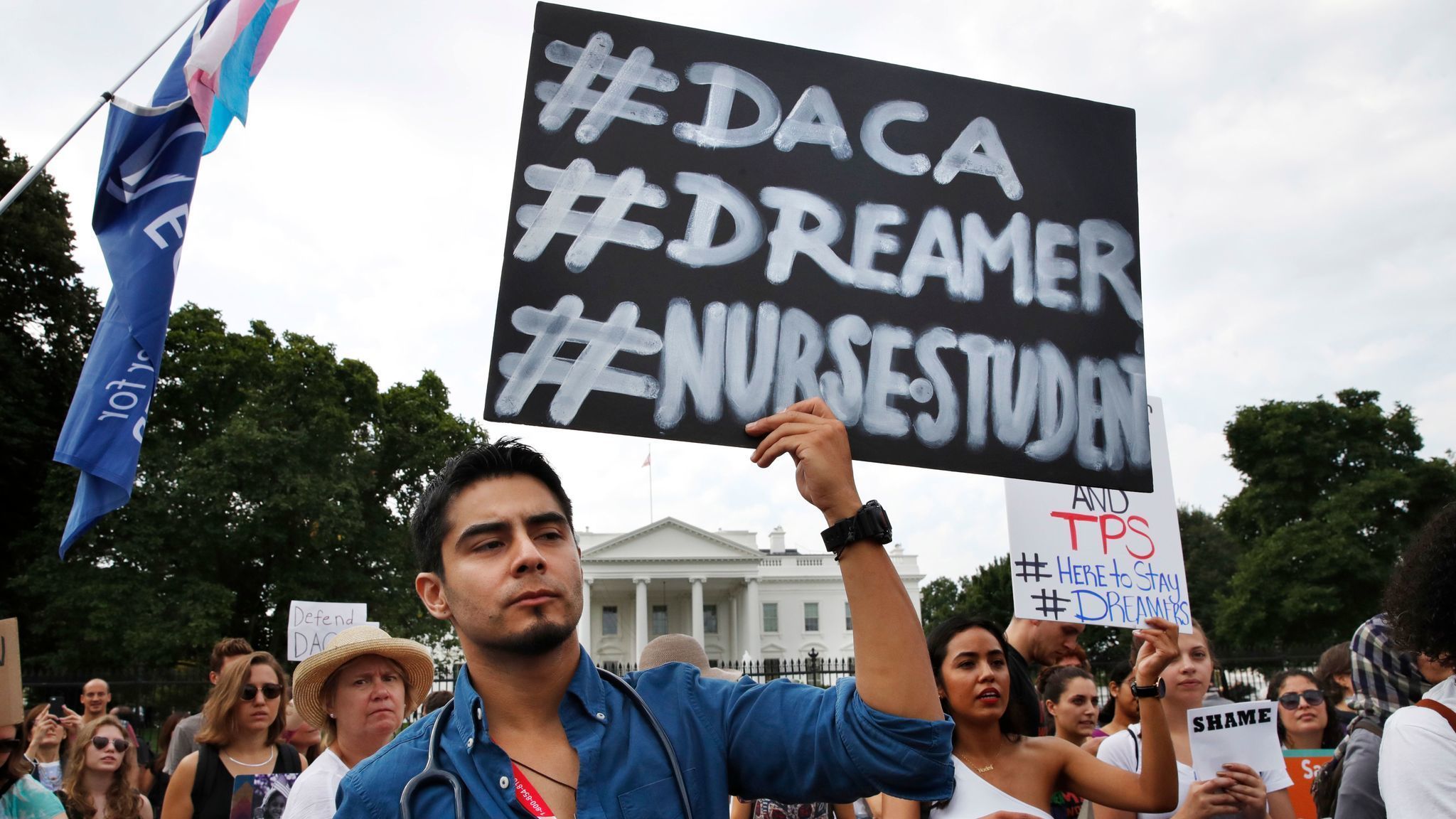 Se reanuda la aceptación de solicitudes para renovar DACA