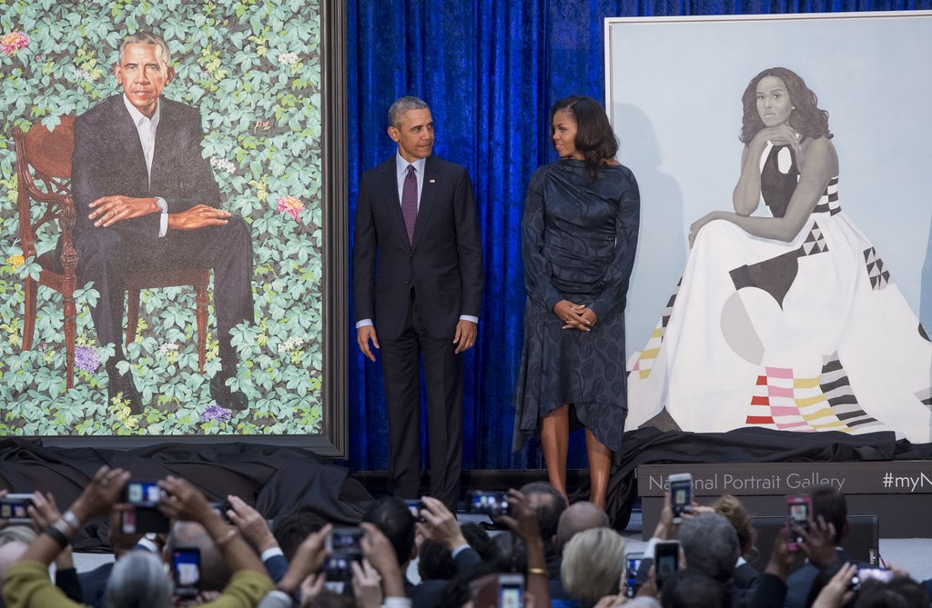 Obama bromea sobre canas y orejas en presentación de retrato oficial en la galería nacional del Instituto Smithsonian Obama bromea sobre canas y orejas en presentación de retrato oficial en la galería nacional del Instituto Smithsonian