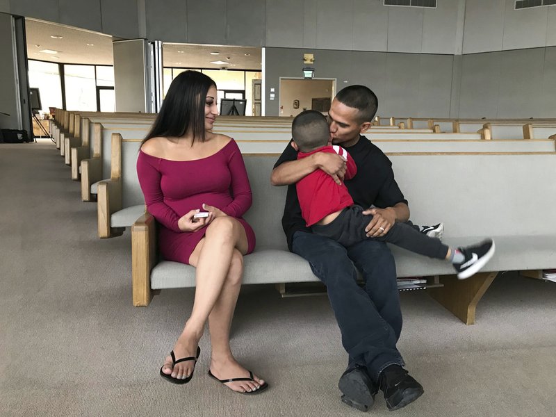 Inmigrante padre de cinco se refugia en iglesia de Phoenix Inmigrante padre de cinco se refugia en iglesia de Phoenix